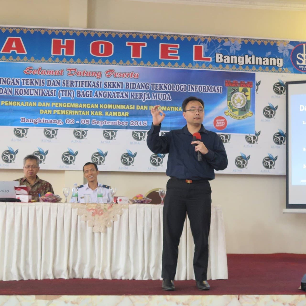 Gambar untuk Being a speaker in competency certification for young workers in Bangkinang