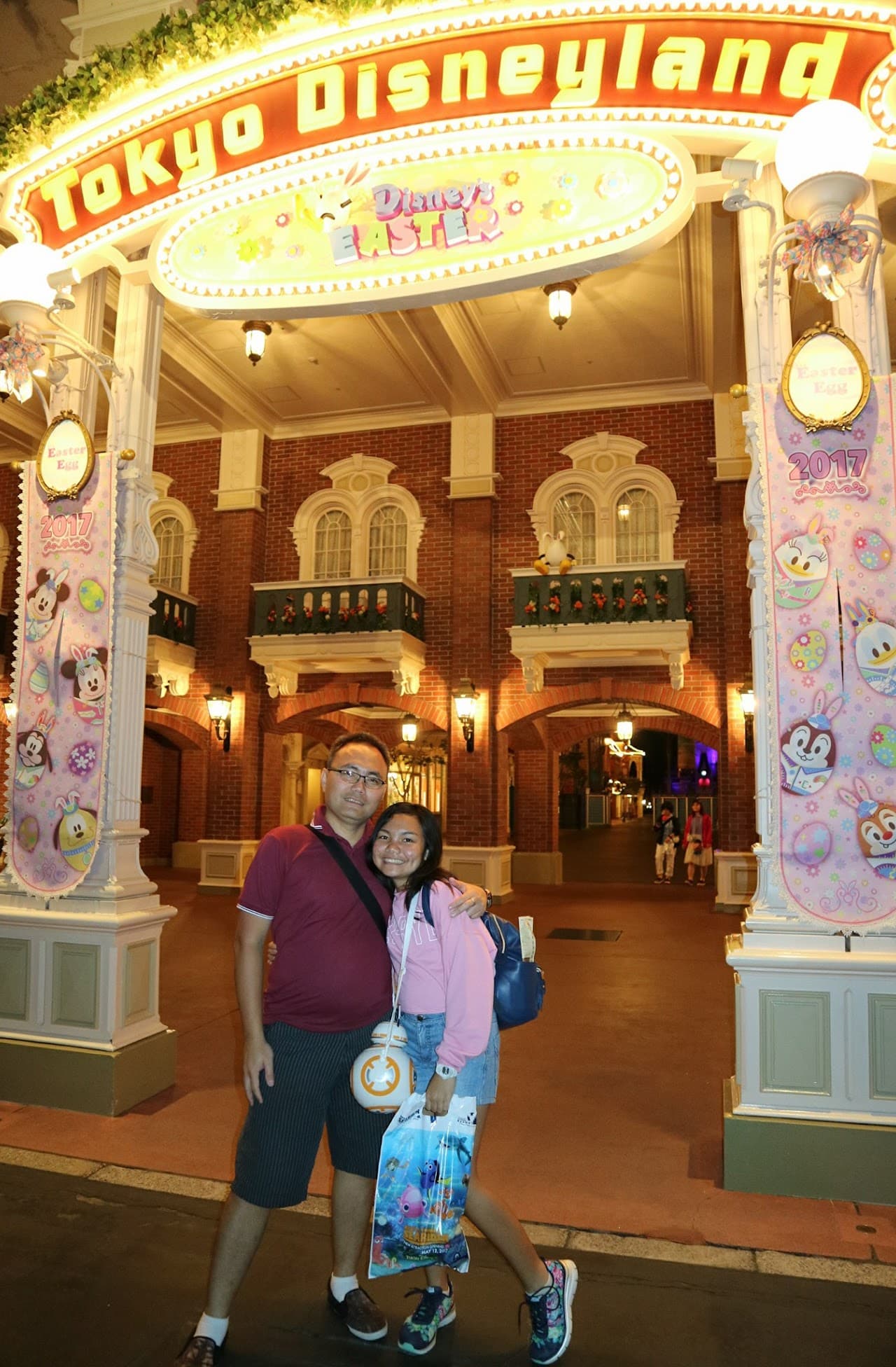 Gambar untuk Playing at Disneyland Tokyo with my Beloved Daughter